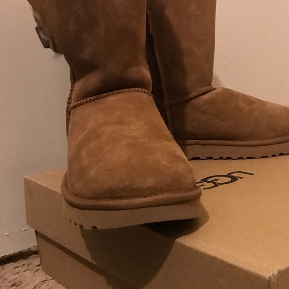 SOLD - New with tags, size 6 Ugg Boots - Picture 2 of 6